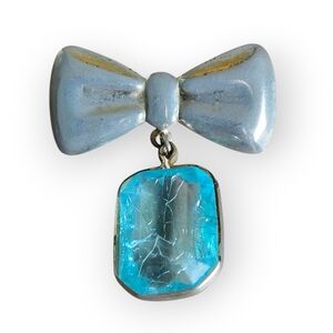 Chic Silver Bow Brooch with Aqua Gem